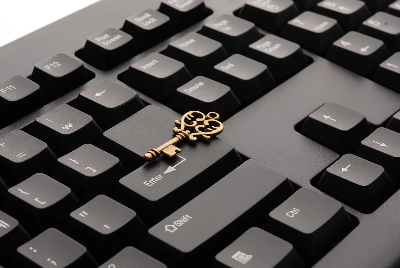 Llave antigua sobre la tecla Enter de un teclado negro, simbolizando la seguridad de los datos de salud.